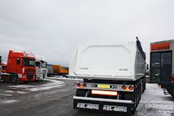 Flot hvid 4 akslet Kel-Berg tiptrailer til Maarth A/S, 