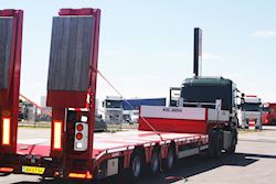 Flot ny 3 akslet Kel-Berg nedbygget maskintrailer til Viggo Jensen, 