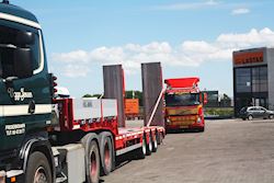Flot ny 3 akslet Kel-Berg nedbygget maskintrailer til Viggo Jensen, 