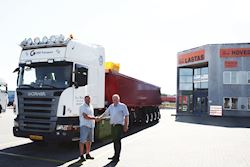 Flot ny 4 akslet Kel-Berg tiptrailer 37m3 med aut. rullepressenning til Lars Nielsen, 