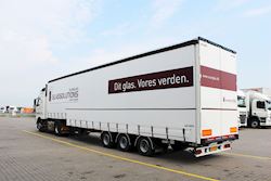 Ny flot Kel-Berg 3 akslet nedbygget gardintrailer til LM Transport Ans A/S, 