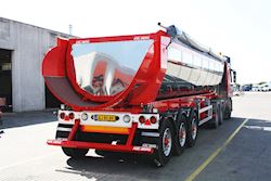 Flot ny Kel-Berg 3 akslet rund tiptrailer til Cronholt Transport A/S, 