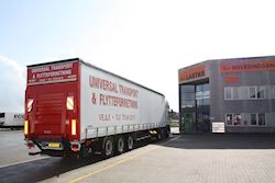 Ny flot Kel-Berg Maxi Flex gardintrailer udleveret til Universal Transport & Flytteforretning, 