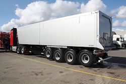 Søren Frentzel Nielsen har afhentet en ny og flot Kel-Berg 4 akslet tiptrailer, 