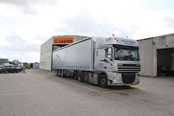 Ny flot Kel-Berg Maxi Flex gardintrailer udleveret til Mikael Olesen - ejer af M. Transport, 