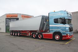 Flot ny Kel-Berg 4 akslet tiptrailer udleveret til Vognmand Claus Skøtt ApS, 