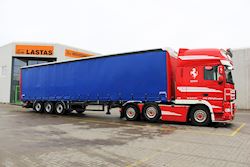 En ny flot Kel-Berg 3 akslet gardintrailer til Oles Trucking, 