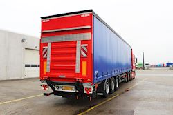 En ny flot Kel-Berg 3 akslet gardintrailer til Oles Trucking, 