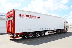 En ny flot Kel-Berg 3 akslet gardintrailer til Jan Åkerman Transport A/S, 