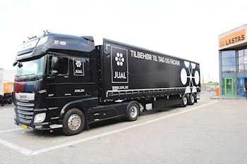 JUAL A/S med en fabriksny Kel-Berg 2 akslet city gardintrailer leveret af Lastas