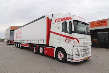 Engsig Transport ApS med en ny Kel-Berg 3 akslet gardintrailer leveret af Lastas