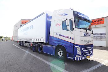 ITS Danmark A/S har fået leveret tre nye Kel-Berg 3 akslet maxi flexi gardintrailere