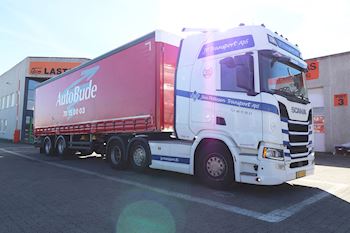 Autobude A/S med en fabriksny Kel-Berg 2 akslet city gardintrailer leveret af Lastas