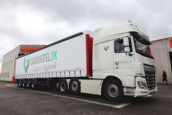 Ny Kel-Berg 4 akslet gardintrailer fra Lastas leveret til Godshotel & Transport ApS