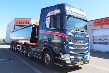 Lastas har leveret ny Kel-Berg 4 akslet tiptrailer 37 m3 til L. M. Transport, Ans A/S