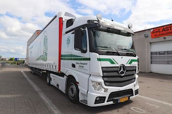 Firmatransport Østbirk ApS med en fabriksny Kel-Berg 2 akslet mega gardintrailer