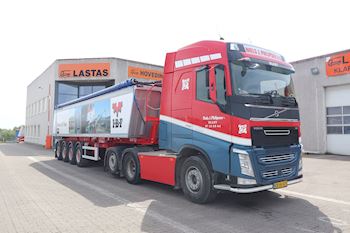 Niels J. Philipsen Transport med ny Kel-Berg  4 akslet tiptrailer 37 m3 leveret af Lastas