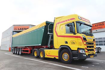 Henrik Bojer Thomsen med en ny flot Kel-Berg 4 akslet tiptrailer 65 m3 fra Lastas