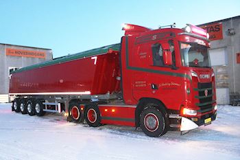 Ny flot rød Kel-Berg 4 akslet tiptrailer 43 m3  leveret til Jens Buhl & Sønner A/S