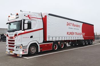 Lastas har leveret en ny Kel-Berg 3 akslet  gardintrailer til 24-7 Randers ApS