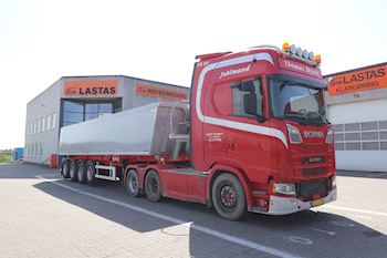 2 nye Kel-Berg 4 akslet tiptrailere 37 m3  leveret til Skjøth Transport ApS