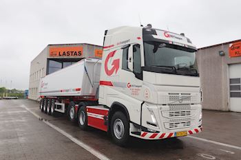 DSV Transport A/S med ny Kel-Berg 4 akslet  tiptrailer 37 m3 med aut. rullepresenning