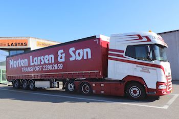 Lastas har leveret en ny Kel-Berg 3 akslet  gardintrailer til Morten Larsen & Søn