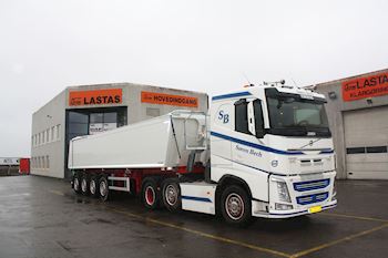 Ny Kel-Berg 4 akslet tiptrailer 37 m3 leveret til Søren Bech Transport ApS