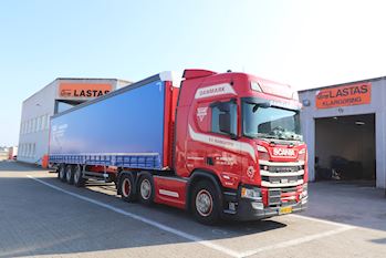 Lastas har leveret en ny Kel-Berg 3 akslet  gardintrailer til K.V. Markussen A/S