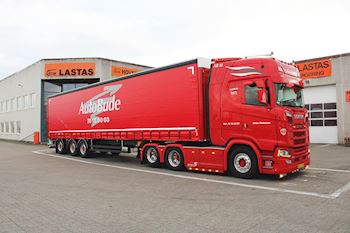 Lastas har leveret ny Kel-Berg 3 akslet  gardintrailer til EMS 32, til AutoBude A/S