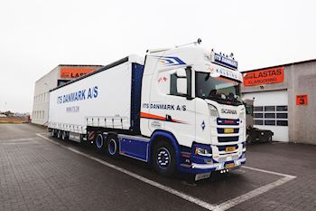 Lastas har leveret 2 nye Kel-Berg 3 akslet  nedb. gardintrailere til ITS Danmark A/S