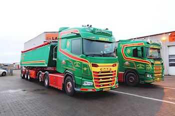 2 nye Kel-Berg 3 akslet city tiptrailere 53.000 kg leveret til Vognmand John Jørgensen ApS
