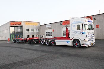 Frands Trangbæk er kørt fra Lastas med en ny  Kel-Berg 3 akslet container chassis til to kasser