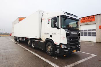 P. L. Jessen ApS med en ny Kel-Berg 3 akslet bokstrailer med åbenbar side, leveret af Lastas