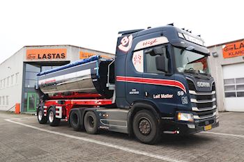 En flot ny Kel-Berg 2 akslet city asfalt tiptrailer  til L.M. Transport, Ans A/S