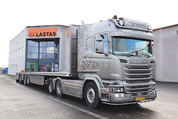 CMC Maskinstation A/S med en ny Kel-Berg  3 akslet sværlasttrailer 15.000 m fra Lastas