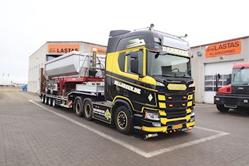 M.L. Larsen Entreprise ApS med en ny Kel-Berg 4 akslet nedb. maskintrailer fra Lastas 
