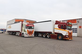 Lastas har leveret 2 nye Kel-Berg 3 akslet 15.000 mm gardintrailere til J Jensen Transport ApS