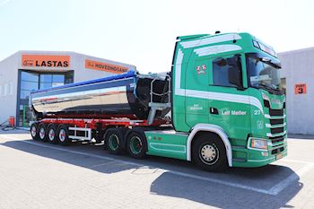 En flot ny Kel-Berg 4 akslet asfalt tiptrailer 34 m3 til L.M. Transport, Ans A/S