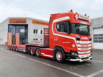 Vognmand Henrik Andersen med en ny Kel-Berg 4 akslet maskintrailer med udtræk fra Lastas 