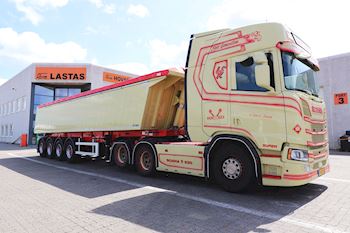 Ny Kel-Berg 4 akslet jord tiptrailer 37 m3  leveret til Lars E. Nielsen ApS 