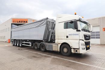 Ny Kel-Berg 4 akslet korn tiptrailer 59 m3 med åbenbare sider til Jacob Ulv Christensen