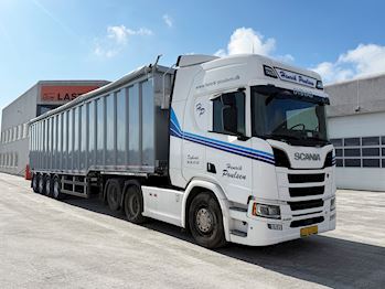 Vognmand Henrik Poulsen er kørt fra Lastas med Kel-Bergs 4 akslet skrot tiptrailer på 83 m3