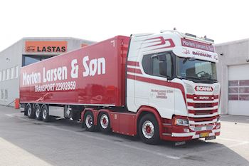 Morten Larsen & Søn med en ny Kel-Berg  3 akslet city bokstrailer fra Lastas