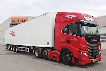 Flot ny Knapen 4 akslet Walkingfloor trailer på 14,9 m udleveret til Anette Kjær & Sønner ApS