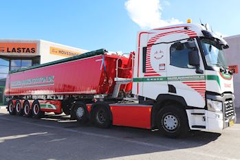 Ny Kel-Berg 4 akslet jord tiptrailer 37 m3 leveret til Halsted Maskinstation ApS