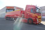 Ny flot rød Kel-Berg 4 akslet jord tiptrailer 37 m3  leveret til Brians Renovation ApS 