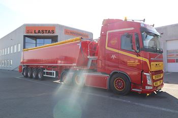 Ny flot rød Kel-Berg 4 akslet jord tiptrailer 37 m3  leveret til Brians Renovation ApS 
