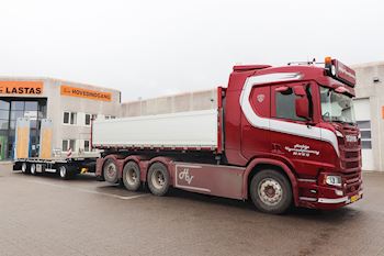 Herfølge Vognmandsforretning med en ny  Kel-Berg 3 akslet maskinanhænger fra Lastas 