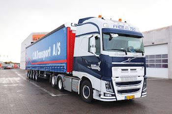 Ny Kel-Berg 4 akslet gardintrailer leveret af Lastas til Nordjysk Trailer Udlejning A/S